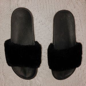 fluffy slipper/sandal